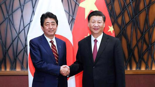 Thủ tướng Nhật Shinzo Abe và Chủ tịch Trung Quốc Tập Cận Bình tại Đà Nẵng, Việt Nam ngày 11/11 - Ảnh: Getty Images.