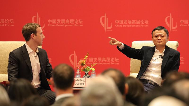 Jack Ma và Mark Zuckerberg tại một sự kiện tại Bắc Kinh, Trung Quốc vào tháng 3/2016 - Ảnh: Getty Images.