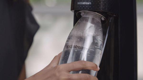 SodaStream chuyên sản xuất loại máy cho phép người dùng tự làm soda hoặc đồ uống có ga từ nước lọc tại nhà - Ảnh: CNBC.