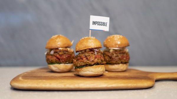 Burger kẹp thịt làm từ thực vật của Impossible Foods.