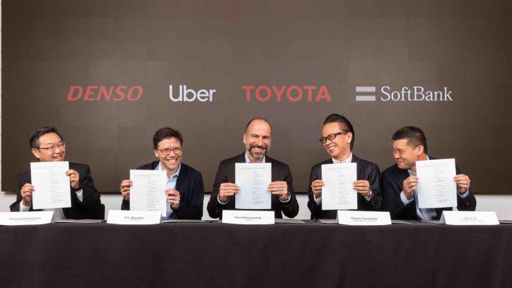 Từ trái qua phải: Hiroyuki Wakabayashi (Denso), Eric Meyhofer (Uber ATG), Dara Khosrowshahi (CEO của Uber), Shigeki Tomoyama (Toyota) và Ervin Tu (SoftBank Vision Fund) tại lễ ký kết đầu tư ngày 18/4 - Ảnh: Uber.