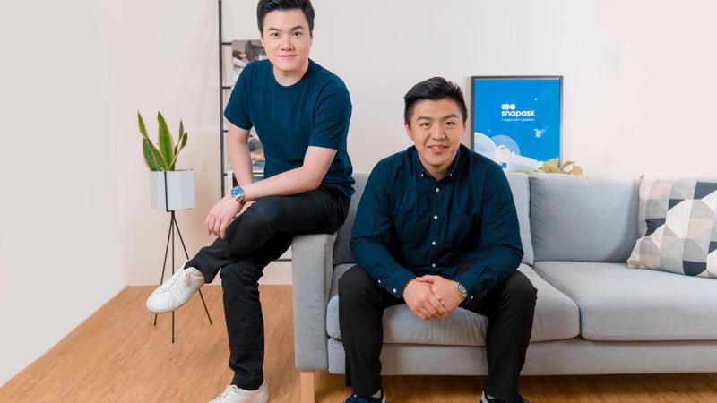 Timothy Yu (trái), người sáng lập, CEO của Snapask và Terry (phải), giám đốc tài chính - Ảnh: Snapask.
