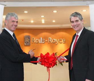CEO của Rolls-Royce, ông John Rose (trái) trong lễ khai trương văn phòng đại diện.