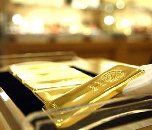 Trước sức ép từ tỷ giá USD, giá vàng đang nhận được sự hỗ trợ từ hoạt động mua vào của các nhà đầu tư khi giá giảm - Ảnh: Bloomberg.