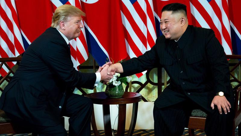 Tổng thống Mỹ Donald Trump (trái) và Chủ tịch Triều Tiên Kim Jong Un tại thượng đỉnh Hà Nội hôm 27/2 - Ảnh: NYT.
