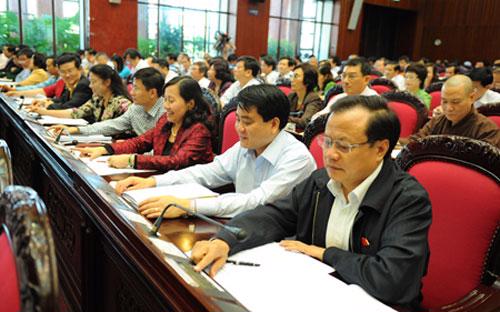 Các đại biểu Quốc hội ấn nút thông qua Nghị quyết về việc lấy phiếu tín nhiệm, ngày 21/11/2012 - Ảnh: Dân Việt.