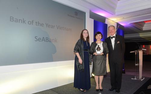 Bà Lê Thu Thủy - Phó chủ tịch Thường trực Hội đồng Quản trị SeABank nhận giải thưởng Bank of The Year tại London.