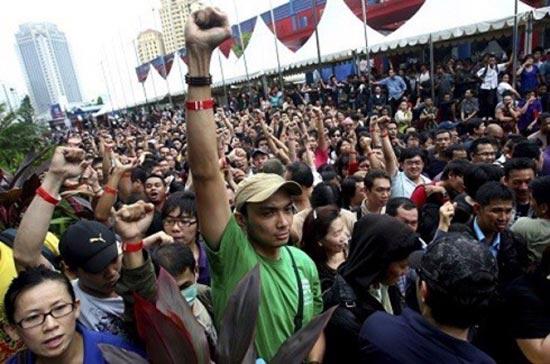 Hàng nghìn người Indonesia đã dồn về trung tâm mua sắm Pacific Place để giành mua BlackBerry Bold 9790.