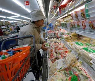 Một phụ nữ lớn tuổi mua hàng tại siêu thị ở Tokyo (Nhật). Nhật hiện có tỷ lệ người cao tuổi vào hàng cao nhất thế giới - Ảnh: Reuters.