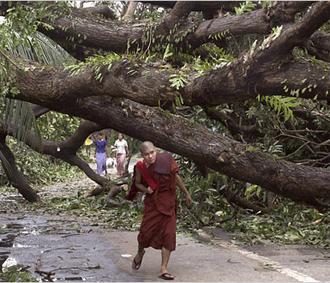 Theo số liệu chính thức, bão Nargis đã cướp đi sinh mạng của khoảng 78.000 người Myanmar, ngoài ra vẫn còn 56.000 người mất tích.