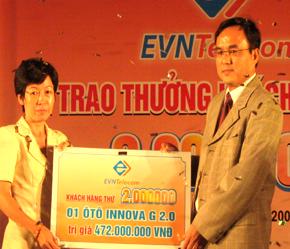 Lãnh đạo EVN trao giải đặc biệt cho khách hàng thuê bao thứ 2 triệu của EVN Telecom - Ảnh: Từ Nguyên.