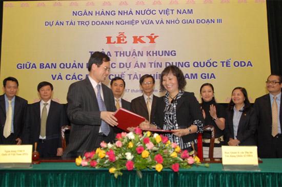 Ông Ân Thanh Sơn - Tổng giám đốc VIB và bà Vũ Phương Liên - Trưởng ban quản lý các dự án tín dụng quốc tế (Ngân hàng Nhà nước) ký Hợp đồng thỏa thuận.