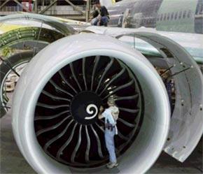 GE cũng sản xuất cả động cơ máy bay. Trong ảnh là động cơ phản lực của GE trên chiếc Boeing 777-300ER.