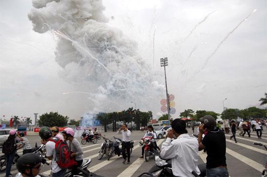 Nguyên nhân của vụ cháy nổ được xác định là do sơ xuất trong quá trình vận chuyển - Ảnh: Bạn đọc Quang Huy.
