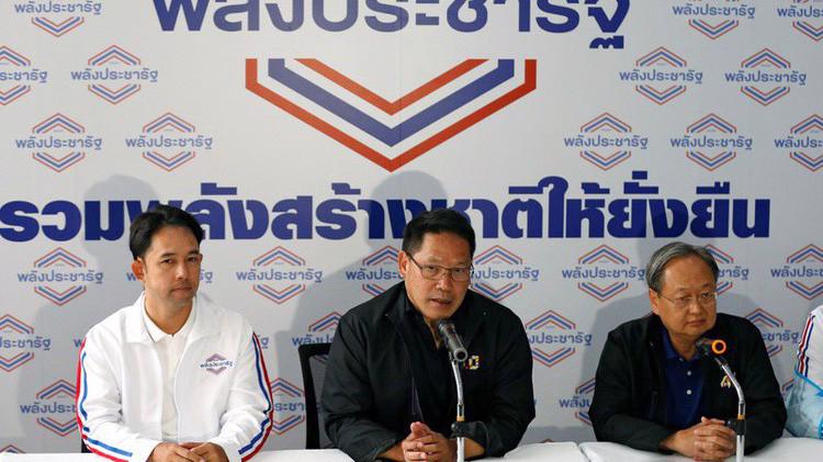 Uttama Savanayana (giữa), lãnh đạo đảng Palang Pracharat tổ chức họp báo sau cuộc bầu cử - Ảnh: Reuters. 
