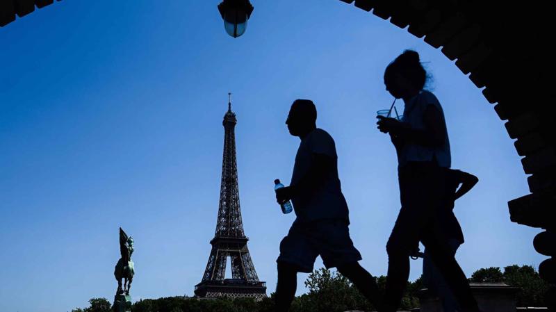 Chính phủ Pháp đã phát đi báo động đỏ tại 19 quận của Paris và dự báo nhiệt độ có thể lên tới 42 - 43 độ tại các khu vực khác của nước này - Ảnh: Getty Images.