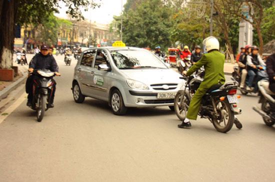 Taxi "dù" vẫn là vấn đề nóng của giao thông Hà Nội.