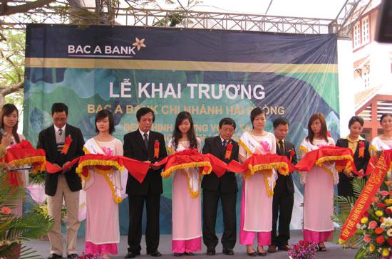  Nhân dịp khai trương, chi nhánh Bac A Bank tại Hải Phòng dành nhiều phần quà hấp dẫn cho những khách hàng đầu tiên đến giao dịch. 