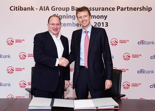 Ông Stephen Bird, Giám đốc điều hành của Citi khu vực châu Á - Thái Bình Dương (bên phải) và ông Mark Tucker, Chủ tịch kiêm Giám đốc điều hành AIA (bên trái) trong buổi lễ ký kết thỏa thuận tại Hong Kong. <br>