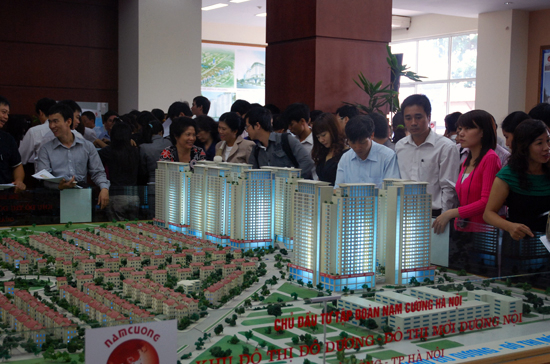 Khách hàng tham quan, tìm hiểu dự án Lê Văn Lương Residentials.