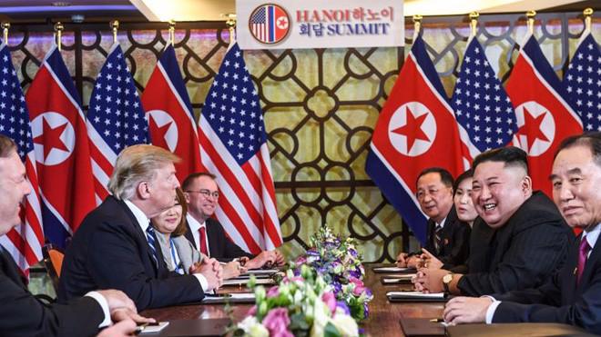 Tổng thống Mỹ Donald Trump, Chủ tịch Triều Tiên Kim Jong Un, cùng các quan chức cấp cao hai nước trong cuộc họp mở rộng tại Hà Nội sáng 28/2 - Ảnh: AFP.