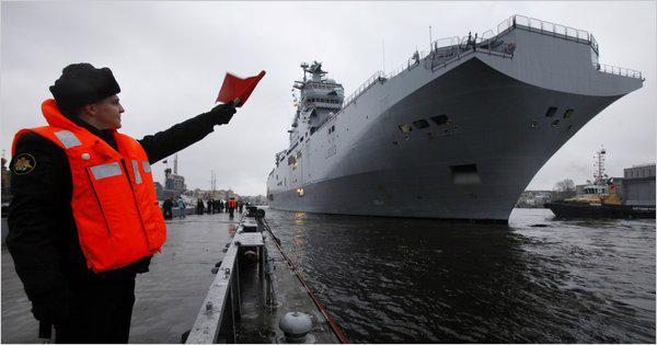 Nhân viên đường thủy đang dẫn đường cho một con tàu chiến hiệu Mistral của Pháp trên sông Neva ở St. Petersburg. Nga đang đàm phán để mua 4 con tàu như thế này từ Pháp - Ảnh: AP/NYT.