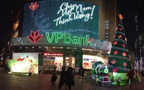 Đúng 20 giờ ngày 13/12/2013 tại Trung tâm Thương mại Vincom 191 Bà Triệu, Lễ ra mắt Cây Thịnh Vượng VPBank sẽ được chính thức bắt đầu
