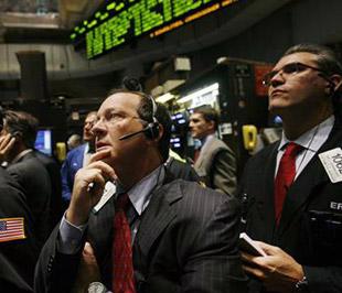 Cổ phiếu khối ngân hàng đã lên điểm mạnh nhưng không giúp chứng khoán Phố Wall khởi sắc - Ảnh: Reuters.