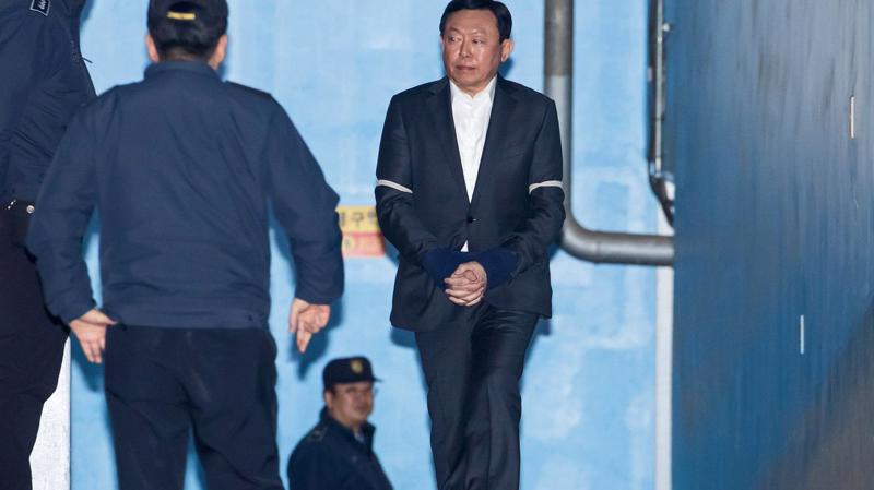 Chủ tịch tập đoàn Lotte Shin Dong-bin tại toà án ngày 13/2 - Ảnh: Bloomberg.