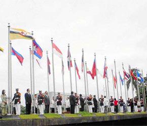 Lễ thượng cờ các quốc gia ASEAN trong lễ kỷ niệm 38 năm thành lập hiệp hội này tại Philippines, năm 2005.