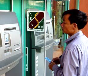 So với hình thức thanh toán phổ thông hiện nay, việc chi trả bằng thẻ ATM mang lại nhiều tiện ích cho người sử dụng - Ảnh: Việt Tuấn.