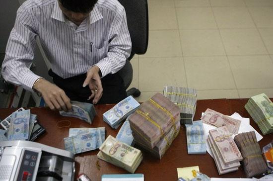 Ngân hàng Nhà nước Việt Nam quyết định điều chỉnh lãi suất cơ bản tăng từ 7%/năm lên 8%/năm - Ảnh: Reuters.