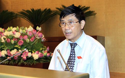 Chủ nhiệm Ủy ban Tư pháp Nguyễn Văn Hiện trình bày báo cáo thẩm tra công tác phòng chống tham nhũng.<br>