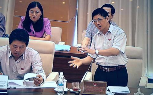 Chủ nhiệm Ủy ban Tư pháp Nguyễn Văn Hiện kiên trì bảo vệ quan điểm của cơ quan thẩm tra.<br>
