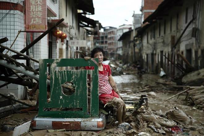 Một phụ nữ buồn bã bên những gì còn sót lại sau khi siêu bão Nepartak quét qua tỉnh Phúc Kiến, Trung Quốc, ngày 10/7/2016 - Ảnh: Reuters.