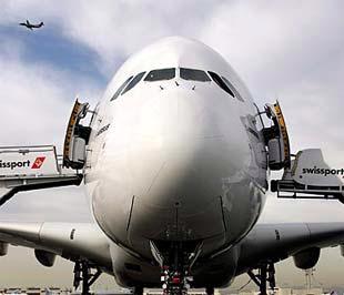 Mặt trước của một chiếc A380 - Ảnh: LA Times.