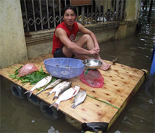 Đợt ngập lụt lịch sử vừa qua là nguyên nhân chính đẩy CPI tại Hà Nội tăng mạnh - Ảnh: Từ Nguyên.