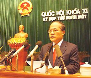 Phó thủ tướng Chính phủ Nguyễn Sinh Hùng báo cáo trước Quốc hội.
