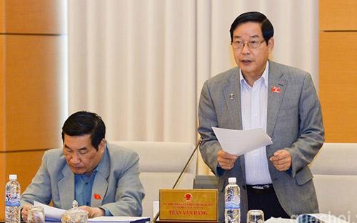 Chủ nhiệm Uỷ ban Đối Ngoại của Quốc hôị Trần Văn Hằng trình bày một số vấn đề còn có ý kiến khác nhau của dự án luật.
