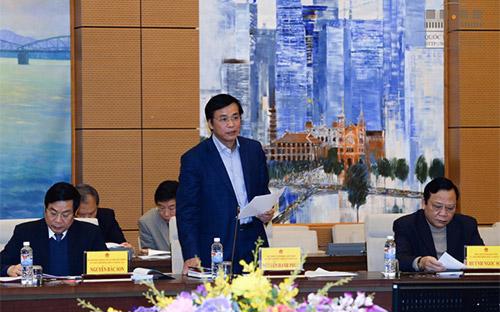 Chủ nhiệm Văn phòng Quốc hội Nguyễn Hạnh Phúc trình bày báo cáo tại phiên họp.