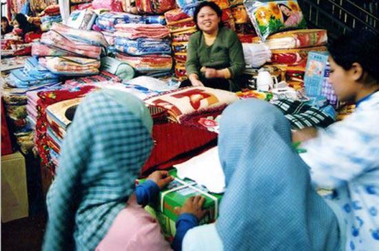 Hàng hóa nhập khẩu trong dịp Tết vừa rồi đã vượt xa dự đoán của các nhà thống kê - Ảnh: Việt Tuấn.