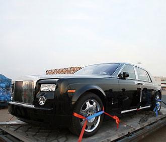 Chiếc Rolls-Royce Phantom của bà Dương Thị Bạch Diệp vừa cập cảng hàng không Tân Sơn Nhất chiều 29/1 - Ảnh: VnExpress