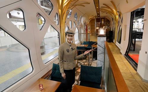 Tàu Shiki-Shima của công ty đường sắt Nhật Bản East Japan Railways có nội thất xa hoa, phòng tắm xa xỉ, có phục vụ ẩm thực đẳng cấp và cả nhạc "sống". Với 10 cabin, con tàu có sức chứa 34 hành khách. Dù giá vé không hề rẻ, lên đến 10.000 USD cho vé hạng nhất để đi từ Tokyo tới Hokkaido, con tàu đã được đặt kín chỗ tới tháng 3/2018 - Nguồn: Business Insider/Reuters.