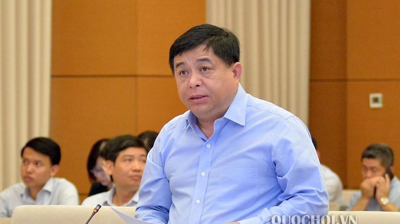 Bộ trưởng Bộ Kế hoạch và đầu tư Nguyễn Chí Dũng trình bày dự án luật.