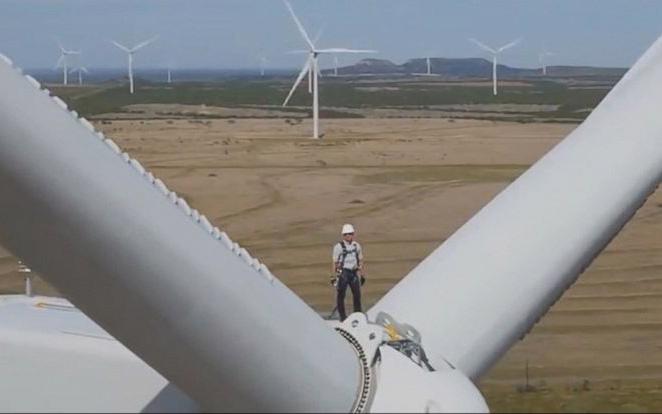 Ông chủ Amazon đứng trên turbin gió ở độ cao 90m - Ảnh: Recode.