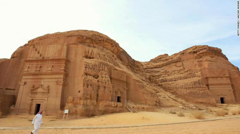 Lăng mộ cổ tại Madain Saleh - một di sản thế giới được UNESCO công nhận của Saudi Arabia - Ảnh: CNN.