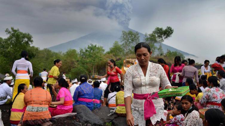 Hàng chục nghìn người dân sống quanh khu vực núi lửa phải sơ tán - Ảnh: CNN.
