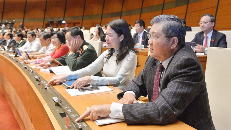 Đại biểu biểu quyết thông qua Nghị quyết Kỳ họp thứ 10, Quốc hội khóa 14 - Ảnh: Quochoi.vn