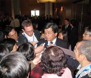 Đại sứ Nhật Bản tại Việt Nam Mitsuo Sakaba trả lời phỏng vấn báo chí - Ảnh: H.Giang.