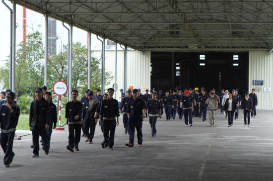 Công nhân tan ca ở khu công nghiệp Chu Lai, Quảng Nam - Ảnh: Trường Giang.